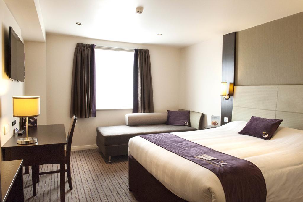 Premier Inn London Greenford Oda fotoğraf